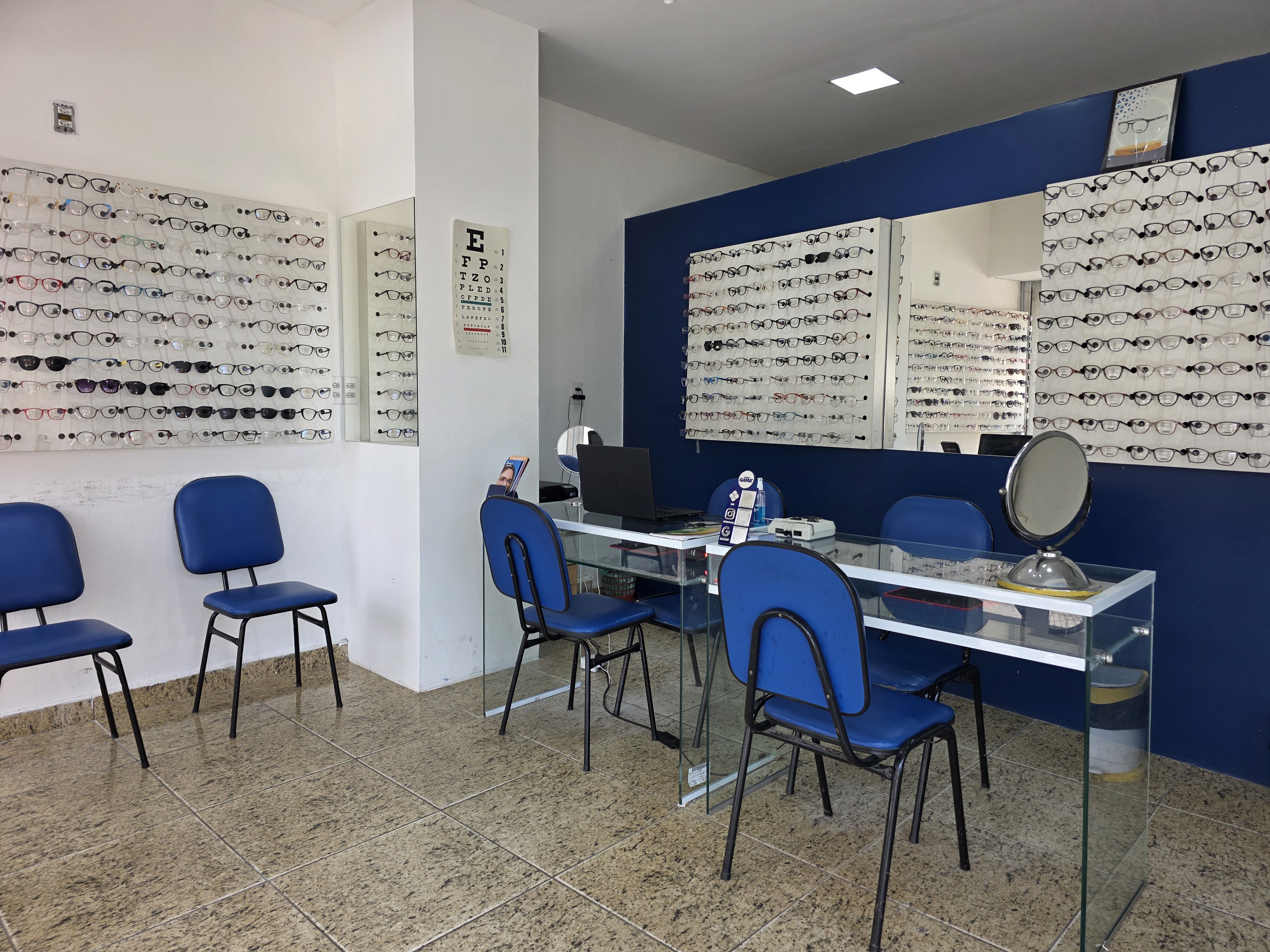 Interior e atendimento da Óticas Gama99